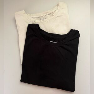 Set of 2 Old Navy Short Sleeve Slim Polish Crew Neck T-Shirts in Black & Cream